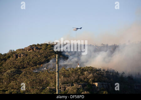 Palm Beach, Sydney , Australia 28 Sep, 2013. Bush il fuoco si diffonde attraverso Barrenjoey capezzagna a Palm Beach vicino a Sydney, Australia Sabato 28 settembre 2013. Credito: martin berry/Alamy Live News Foto Stock