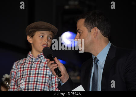 LA, CA, Stati Uniti d'America. 26 Sep, 2013. LA, CA, Stati Uniti d'America . 26 Sep, 2013. Jimmy Kimmel parla di Adam Carolla il figlio Sonny sul palco della Prima Notte Gala per la festa di San Gennaro Festival italiano a Los Angeles, CA, Stati Uniti d'America il 26 settembre 2013 © Kayte Deioma/Alamy Live News © Kayte Deioma/Alamy Live News Foto Stock
