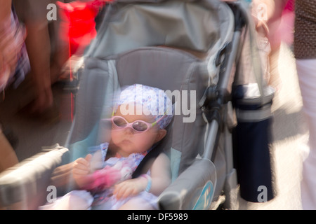 Un bambino o neonato in carrozzina in vacanza in Francia Foto Stock