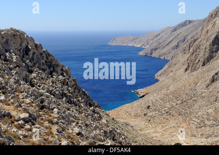 Rocky il paesaggio costiero vicino al villaggio abbandonato di Chorio Halki Chalki DODECANNESO Grecia Foto Stock