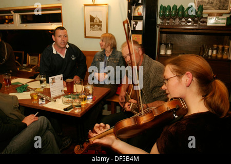 Singsong presso la vecchia fucina inverie, knoydart, Highlands scozzesi. Foto Stock