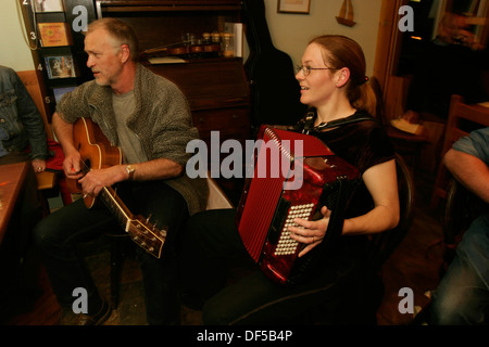 Singsong presso la vecchia fucina inverie, knoydart, Highlands scozzesi. Foto Stock