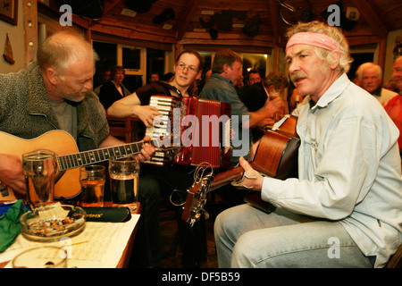 Singsong presso la vecchia fucina inverie, knoydart, Highlands scozzesi. Foto Stock