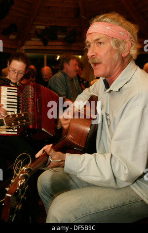 Singsong presso la vecchia fucina inverie, knoydart, Highlands scozzesi. Foto Stock