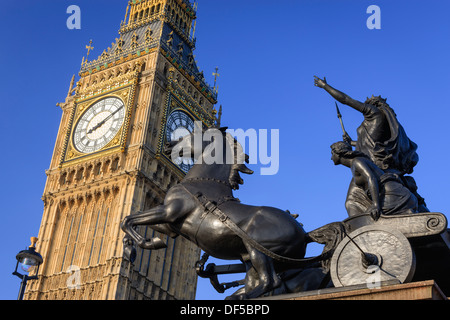 Big Ben e Boadicea cavallo di Westminster London Inghilterra England Foto Stock