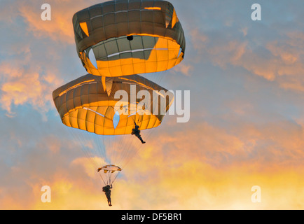 US Army Airborne paracadutisti dalla quarta brigata di fanteria combattere Team paracadute di sunrise nel nuovo T-11 paracadute sopra Malamute Drop Zone Settembre 19, 2013 a base comune Elmendorf-Richardson, Alaska. Foto Stock