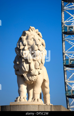 La South Bank Lion con British Airways London Eye Westminster London Inghilterra England Foto Stock
