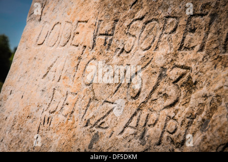 Vecchia tomba pietra della chiesa rotonda di San Ols Kirke su Bornholm, Danimarca Foto Stock