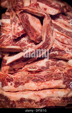 Pile di nervatura corta in procinto di essere marinato al Ranch Prather carne della società storefront. Foto Stock