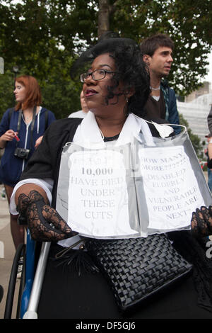 Londra, Regno Unito. Il 28 settembre, 2013. Le persone disabili contro i tagli e i loro sostenitori tenere una manifestazione di protesta a Londra in piazza del Parlamento contro il lavoro Capabilty valutazione effettuata sul contratto da ATOS, che ha portato alla miseria e talvolta la morte per migliaia. Credito: Paolo Davey/Alamy Live News Foto Stock