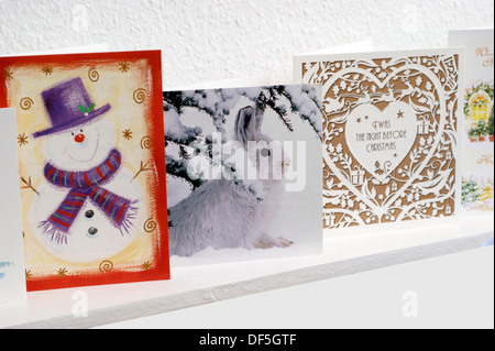 Carte di Natale visualizzata su un ripiano Foto Stock
