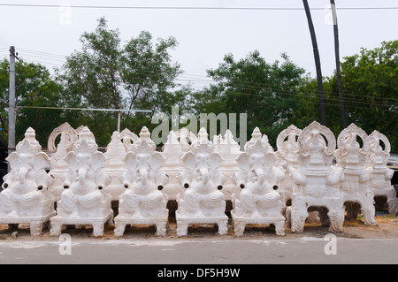 Ganesh idoli essendo realizzati in fabbriche di fortuna sul lato della strada per il compleanno di Lord Ganesha. Foto Stock