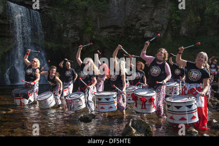 La musica di acqua ha assunto un significato diverso per i membri del samba drumming banda "Batala Lancaster" sabato. Esse hanno svolto i loro strumenti mentre in piedi il flusso al di sotto di Thornton vigore - Ingleton la cascata a piedi. Foto Stock