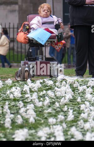 Londra, Regno Unito. Il 28 settembre, 2013. Attivista al rally di esigere immediatamente fine al lavoro Atos della valutazione della capacità, la piazza del Parlamento, Londra, 28 settembre 2013 Credit: martyn wheatley/Alamy Live News Foto Stock