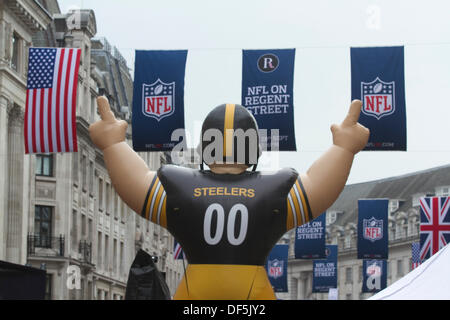 Londra, Regno Unito. Il 28 settembre, 2013. Regent street è stata chiusa come migliaia di appassionati di assistere ad uno stile americano block party davanti al gioco di NFL tra il Minnesota Vikings e Pittsburgh Steelers che sarà svolto presso lo stadio di Wembley domenica 29 settembre. Credito: amer ghazzal/Alamy Live News Foto Stock