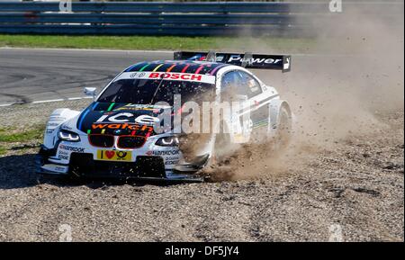 Zendvoort, Paesi Bassi. Il 28 settembre, 2013. Il pilota tedesco della BMW Marco Wittmann controlla la sua auto presso la qualifica del German Touring Car Masters (DTM) in Zendvoort, Paesi Bassi, 28 settembre 2013. Foto: Juergen toccare/dpa/Alamy Live News Foto Stock