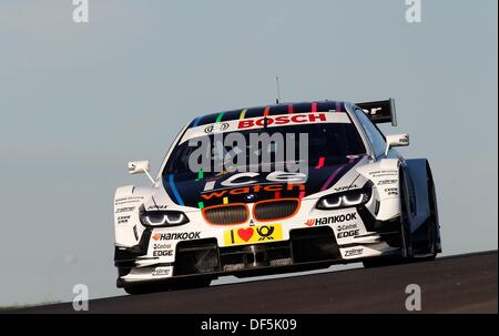 Zandvoort, Paesi Bassi. Il 28 settembre, 2013. Il pilota tedesco della BMW Marco Wittmann controlla la sua auto presso la qualifica del German Touring Car Masters (DTM) in Zandvoort, Paesi Bassi, 28 settembre 2013. Foto: Juergen toccare/dpa/Alamy Live News Foto Stock