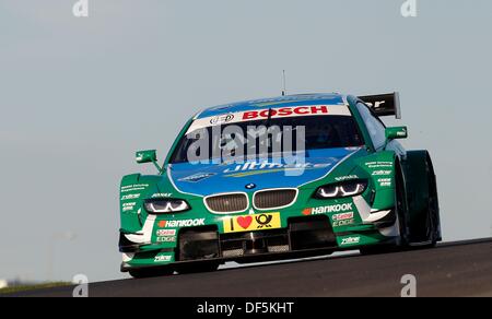 Zandvoort, Paesi Bassi. Il 28 settembre, 2013. Il pilota brasiliano della Bmw Augusto Farfus controlla la sua auto presso la qualifica del German Touring Car Masters (DTM) in Zandvoort, Paesi Bassi, 28 settembre 2013. Foto: Juergen toccare/dpa/Alamy Live News Foto Stock