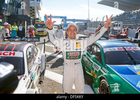 Zandvoort, Paesi Bassi. Il 28 settembre, 2013. Il pilota brasiliano della Bmw Augusto Farfus cheers dopo la qualificazione del German Touring Car Masters (DTM) in Zandvoort, Paesi Bassi, 28 settembre 2013. Foto: Juergen toccare/dpa/Alamy Live News Foto Stock