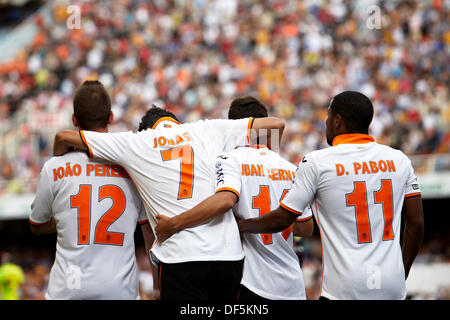 Valencia, Spagna. Il 28 settembre, 2013. Avanti Jonas Gonsalves di Valencia CF celebra con i suoi compagni di squadra dopo aver segnato il primo goal per la sua squadra durante la Liga gioco tra Valencia e Rayo Vallecano a Mestalla stadio, Valencia Credito: Azione Sport Plus/Alamy Live News Foto Stock