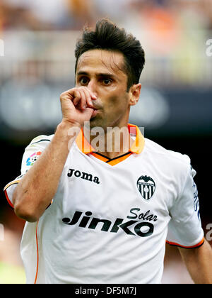 Valencia, Spagna. Il 28 settembre, 2013. Avanti Jonas Gonsalves di Valencia CF festeggia dopo aver segnato il primo goal per la sua squadra durante la Liga gioco tra Valencia e Rayo Vallecano a Mestalla stadio, Valencia Credito: Azione Sport Plus/Alamy Live News Foto Stock