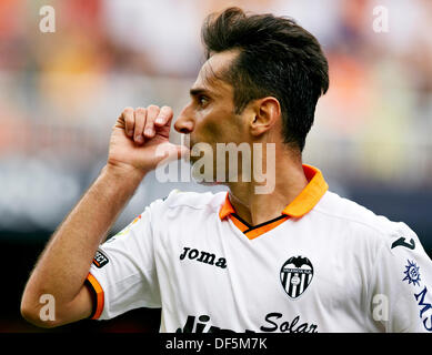 Valencia, Spagna. Il 28 settembre, 2013. Avanti Jonas Gonsalves di Valencia CF festeggia dopo aver segnato il primo goal per la sua squadra durante la Liga gioco tra Valencia e Rayo Vallecano a Mestalla stadio, Valencia Credito: Azione Sport Plus/Alamy Live News Foto Stock