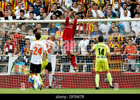 Valencia, Spagna. Il 28 settembre, 2013. Il portiere Diego Alves di Valencia CF (seconda r) salva un alto girato durante la Liga gioco tra Valencia e Rayo Vallecano a Mestalla stadio, Valencia Credito: Azione Sport Plus/Alamy Live News Foto Stock