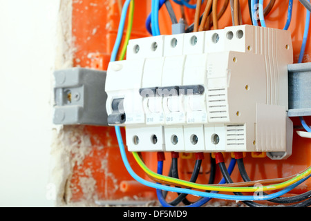 L'installazione elettrica. Chiudere il pannello elettrico di distribuzione di elettricità di scatola con fili fusibili e contattori Foto Stock