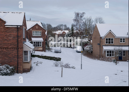 Alta vista sulla zona residenziale con moderne case unifamiliari in una tranquilla, coperta di neve cul-de-sac su fredda giornata invernale - Burley in Wharfedale, England, Regno Unito Foto Stock