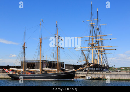 Legno di nave a vela Zar in porto da restaurata danese fregata a vapore Fregatten Jylland nel museo di Ebeltoft, nello Jutland, Danimarca Foto Stock