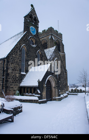 Il freddo, grigio scena invernale con neve che cade sulla Chiesa di San Giovanni Evangelista (edificio e percorso coperto con uno strato bianco) - Baildon, West Yorkshire, Inghilterra, Regno Unito. Foto Stock