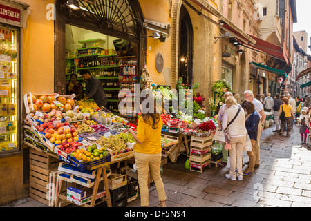 La frutta e la verdura al di fuori di un negozio in Via Drapperie nel centro storico della città, Bologna, Emilia Romagna, Italia Foto Stock