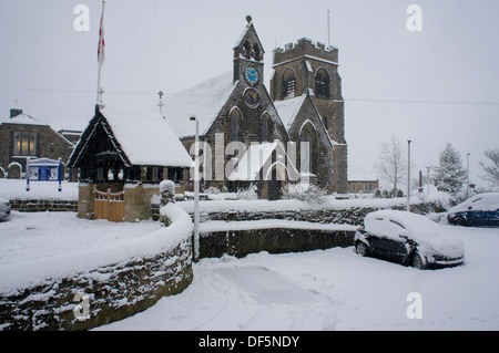 Il freddo, grigio scena invernale con neve che cade sulla Chiesa di San Giovanni Evangelista (edifici & auto coperti con uno strato bianco) - Baildon, West Yorkshire, Inghilterra, Regno Unito. Foto Stock