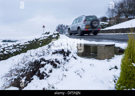 Movimento sfocate di Toyota Land Cruiser 4x4, viaggiando attraverso campi bianchi lungo il vicolo del paese su un freddo inverno nevoso del giorno - West Yorkshire, Inghilterra, Regno Unito. Foto Stock