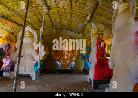 Ganesh Chaturthi. Idoli pronti per la vendita Foto Stock