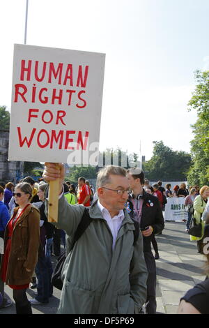 Dublino, Irlanda. Il 28 settembre 2013. Un manifestante tiene un cartello che recita "i diritti umani per donne ".Pro-Choice attivisti hanno marciato attraverso Dublino, chiamando per un nuovo referendum sull'aborto, per consentire l'aborto in Irlanda per tutte le donne. La marcia di protesta è stata parte della giornata di azione globale per la sicurezza giuridica e l'aborto, che si svolge in tutto il mondo. Credito: Michael Debets/Alamy Live News Foto Stock