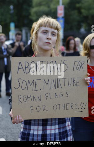 Dublino, Irlanda. Il 28 settembre 2013. Un manifestante tiene un cartello che recita "l'aborto per alcuni. Miniatura bandiere romano per altri'.Pro-Choice attivisti hanno marciato attraverso Dublino, chiamando per un nuovo referendum sull'aborto, per consentire l'aborto in Irlanda per tutte le donne. La marcia di protesta è stata parte della giornata di azione globale per la sicurezza giuridica e l'aborto, che si svolge in tutto il mondo. Credito: Michael Debets/Alamy Live News Foto Stock