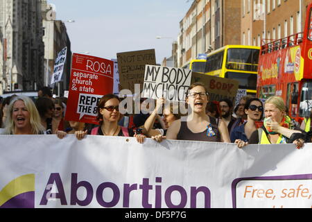 Dublino, Irlanda. Il 28 settembre 2013. I manifestanti gridare pro-scelta di slogan.Pro-Choice attivisti hanno marciato attraverso Dublino, chiamando per un nuovo referendum sull'aborto, per consentire l'aborto in Irlanda per tutte le donne. La marcia di protesta è stata parte della giornata di azione globale per la sicurezza giuridica e l'aborto, che si svolge in tutto il mondo. Credito: Michael Debets/Alamy Live News Foto Stock