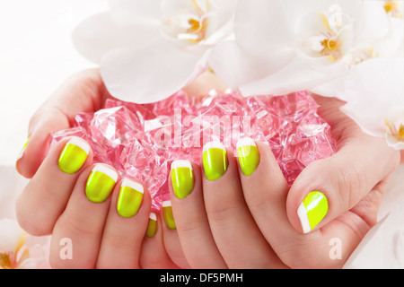 Donna in manicure manicure di ricezione dal parrucchiere Foto Stock