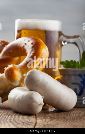 Bavarian salsicce bianche con bretzel e birra Foto Stock