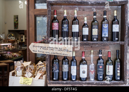 Bottiglie di vino di Montepulciano e in Toscana per la vendita in un locale di produrre shop, Montepulciano, Toscana. Foto Stock