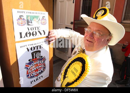 Alan 'Howlin narra' speranza, leader ufficiale di Monster Raving Loony Party presiede un armadio re-shuffle, REGNO UNITO Foto Stock