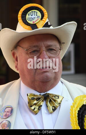 Derbyshire, Regno Unito. 28 Sett 2013. Alan 'Howlin narra' speranza, leader della Gazzetta Monster Raving Loony Party con il suo "di gabinetto" più avanti del partito re-shuffle al di fuori del Grand Pavilion di Matlock Bath, Derbyshire Credito: Matthew Taylor/Alamy Live News Foto Stock