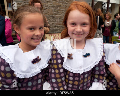 Llandovery, Galles, Regno Unito. Sab 28th Settembre 2013. I bambini di Menter Bro Dinefwr eseguono tradizionali balli popolari gallesi nella Piazza del mercato al Festival delle pecore di Llandovery che celebra tutti gli aspetti della produzione di pecore e lana. Le ragazze indossano abiti tradizionali di tessuto gallese fatto al Melin Tregwynt Woolen Mill KATHY DEWITT/Alamy Live News Foto Stock