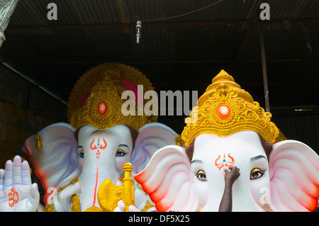 Puja essendo eseguita su Ganesh idoli prima di essere portato a luogo di culto alla vigilia di Ganesh Chaturti festival in Hyderabad, Foto Stock