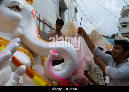 Puja essendo eseguita su Ganesh idoli prima di essere portato a luogo di culto alla vigilia di Ganesh Chaturti festival in Hyderabad, Foto Stock