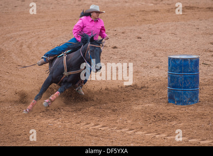 Cowgirl partecipante in una canna da competizione alla 92esima Indian Rodeo in Gallup NM Foto Stock