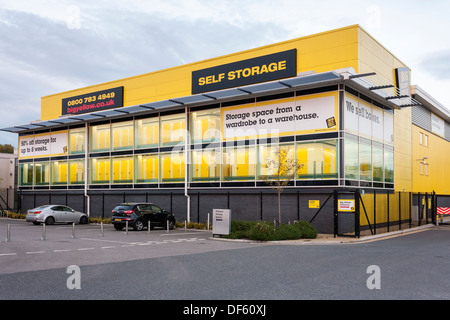 Grande magazzino giallo. Reading, Berkshire, Inghilterra, GB, Regno Unito Foto Stock