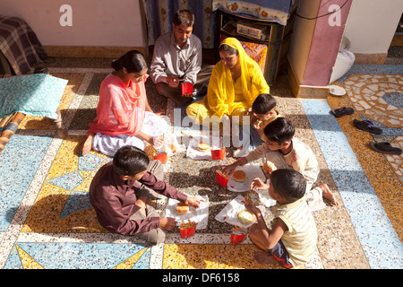 India, Uttar Pradesh, Agra madre e padre con cinque bambini mangiare stile western fast food Foto Stock