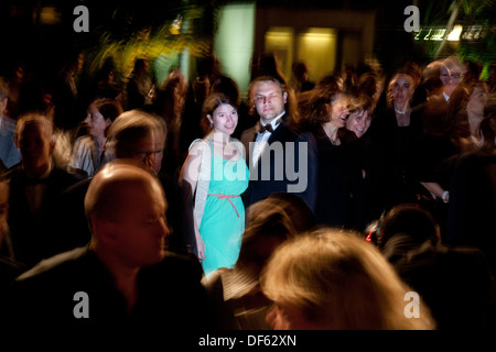 Un paio di posare per i fotografi prima di entrare in una premiere presso il Palais des Festivals et des Congrès di Cannes Film Festival Foto Stock